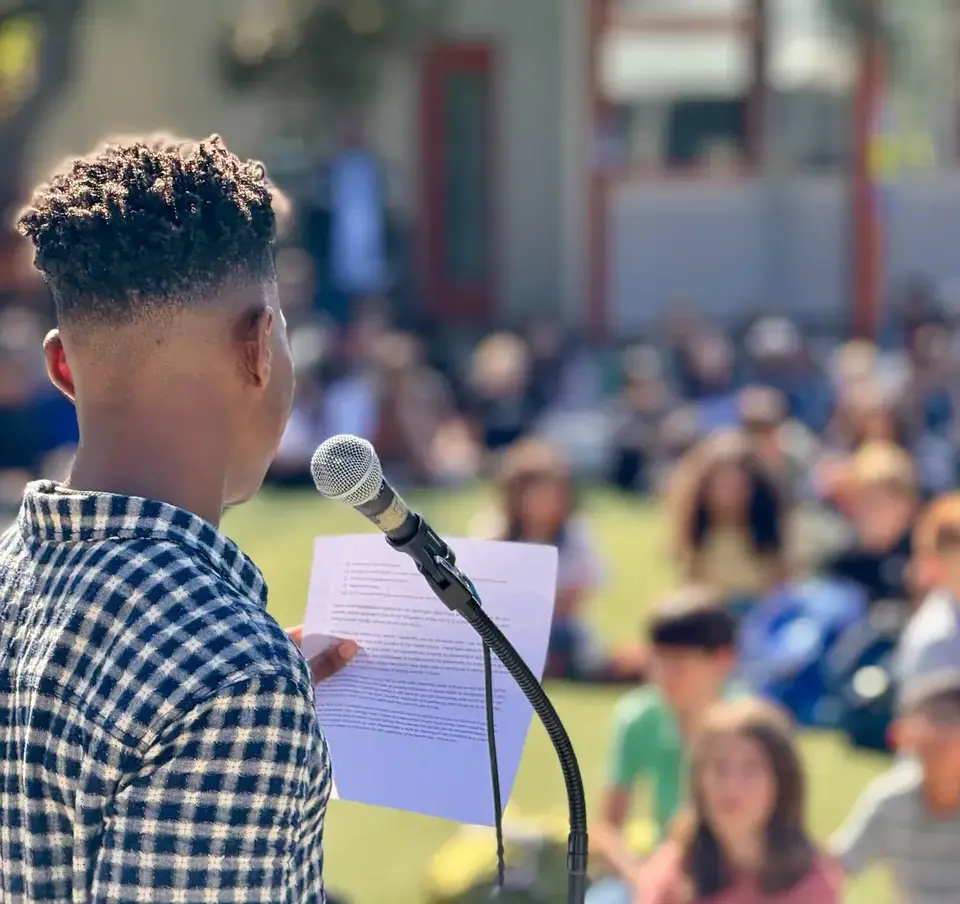 Four_boys_looking_into_the_mist