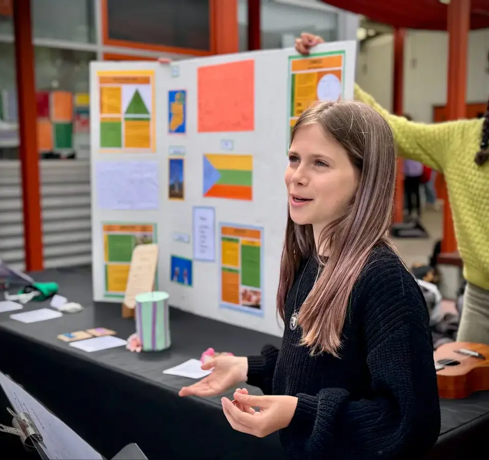 MS_girl_presenting_at_CivMuseum